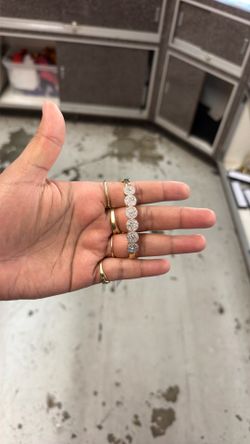 Cuff with full circle clusters of diamonds