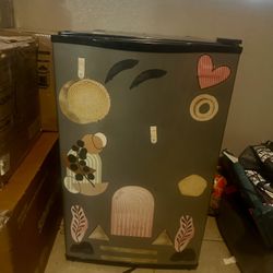 2.7 Cu Ft Mini Fridge With Freezer