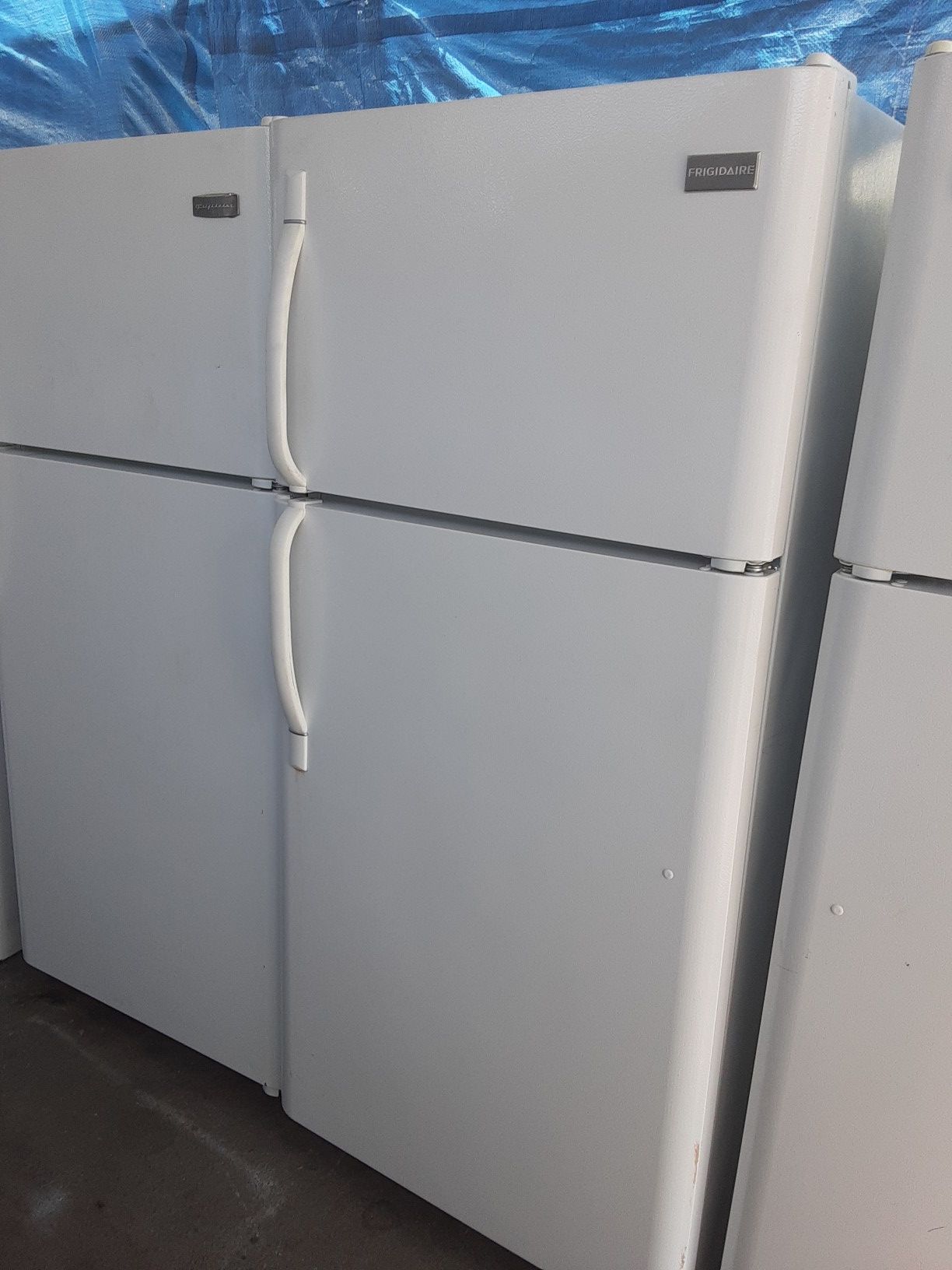 $265 white Frigidaire 18 cubic fridge includes delivery in the San Fernando Valley a warranty and installation