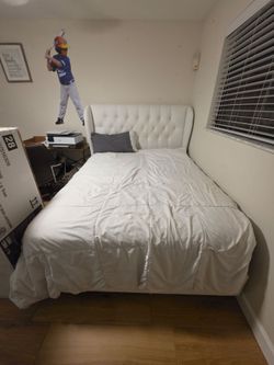 Beautiful Queen Bedroom set- Great price  !!
