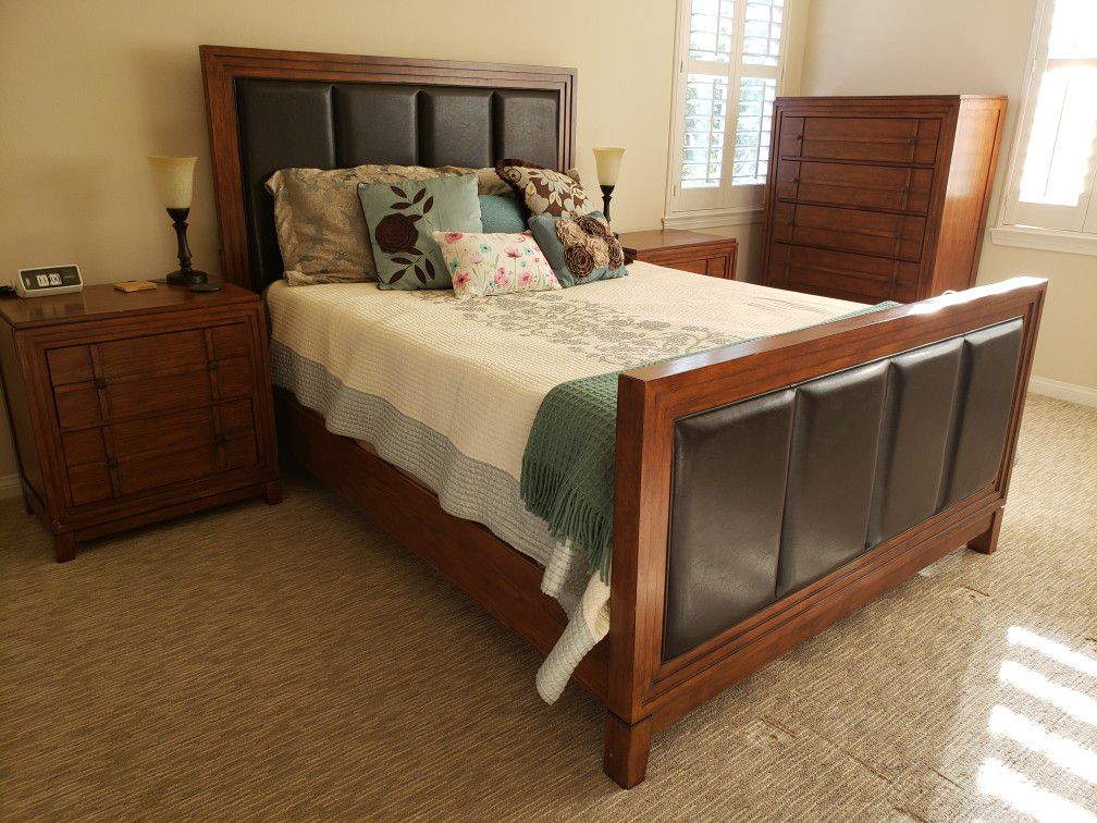 Bedroom set with queen size frame