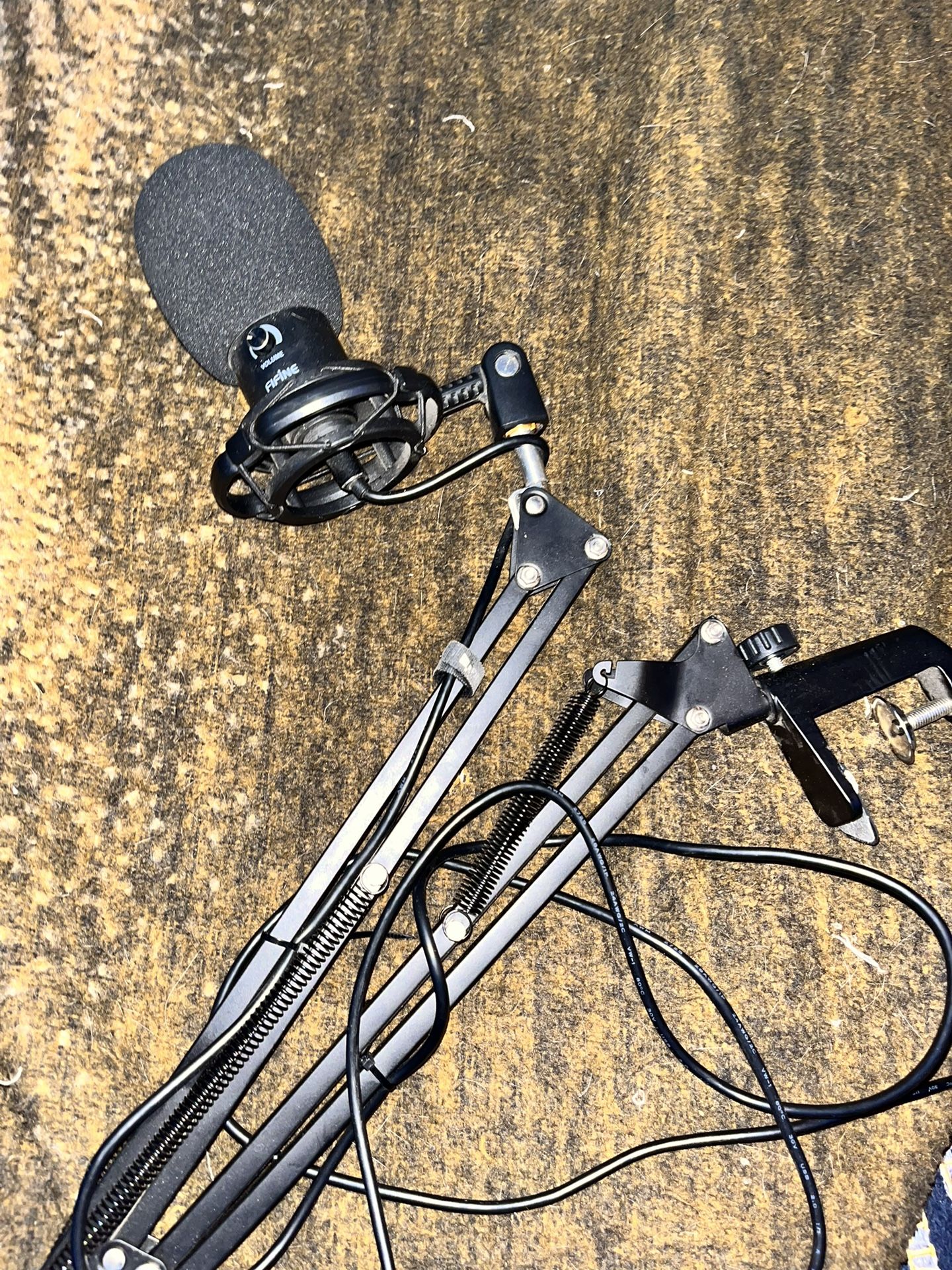 Fifine Microphone With Boom Arm.