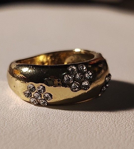 Gold Plated Flower Ring Size 5. Zirconia Flowers