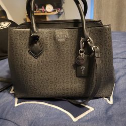 **LIGHTLY USED** GUESS PURSE