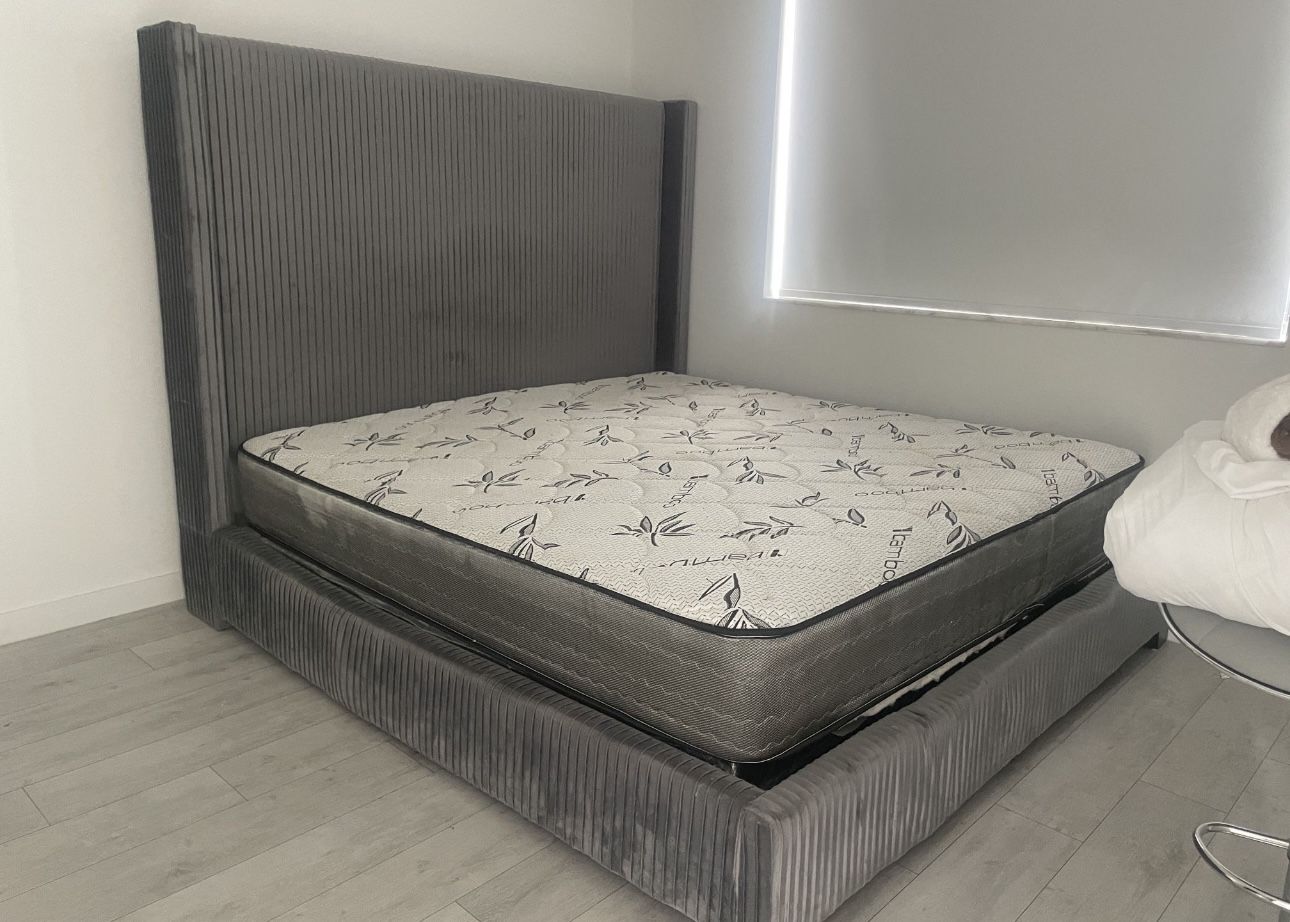 NEW MATTRESS QUEEN SIZE PLUSH WITH BOX SPRING for Sale in Miami Gardens