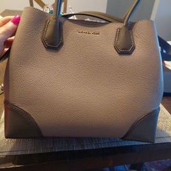 BEAUTIFUL MICHAEL KORS HANDBAG 