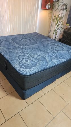 VERY NICE KING SIZE SERTA PERFECT SLEEPER HYBRID MATTRESS  AND BOXSPRINGS FOR SALE! IN GREAT CONDITION, FREE DELIVERY