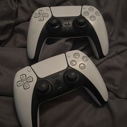 PS5 controllers