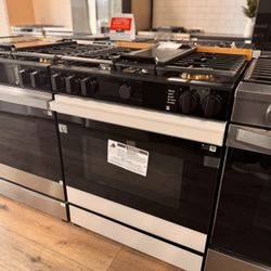 New Samsung Bespoke 30" White Glass Slide-In Gas Range NSG6DB850012