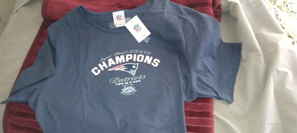 VINTAGE England Patriots! Ladies Large V-Neck Pullover Patriots Super Bowl Shirt. Very COOL!
