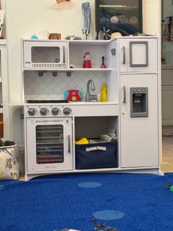 Toy kitchen