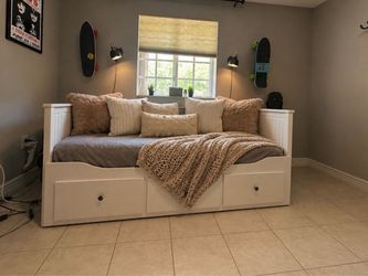 White Wood Daybed with Storage Drawers