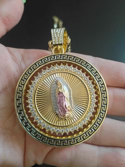 Virgin Mary Round Gold Pendant