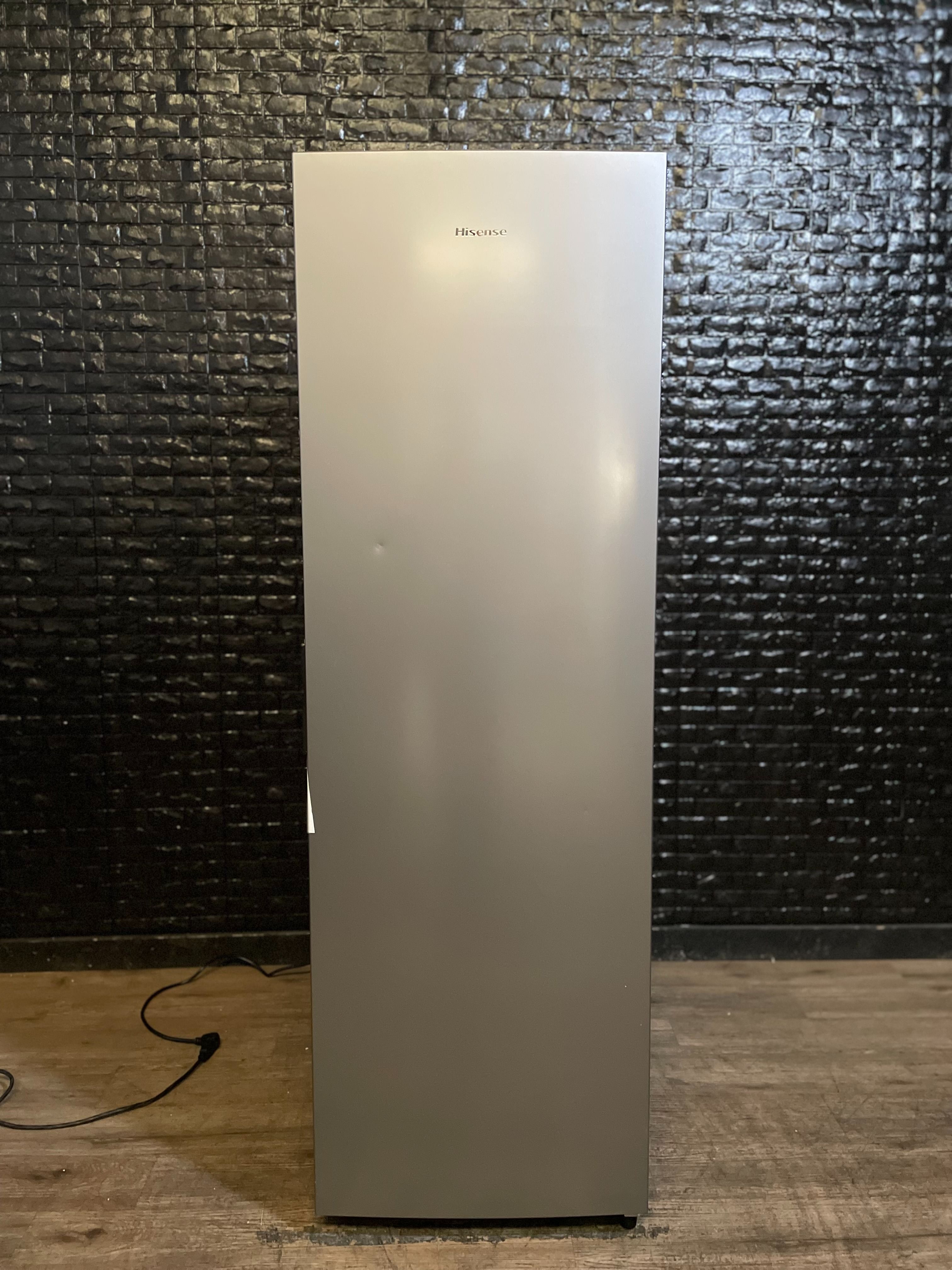 HISENSE STAND UP FREEZER w/WARRANTY! R2766A