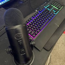 Blue Microphones - Blue Yeti Professional Multi-Pattern USB Condenser Microphone - Blackout