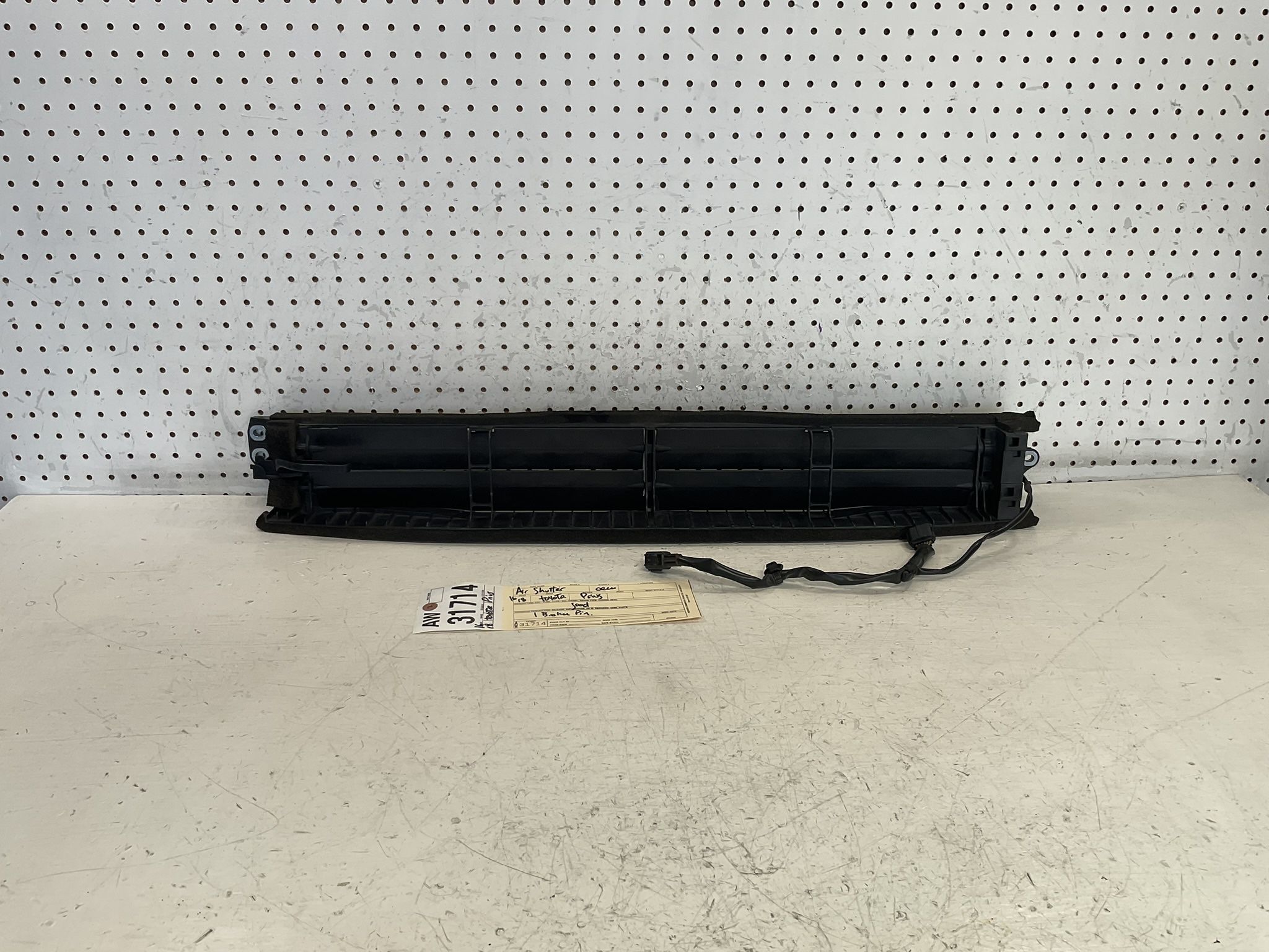 2016 2018 TOYOTA PRIUS AIR SHUTTER OEM