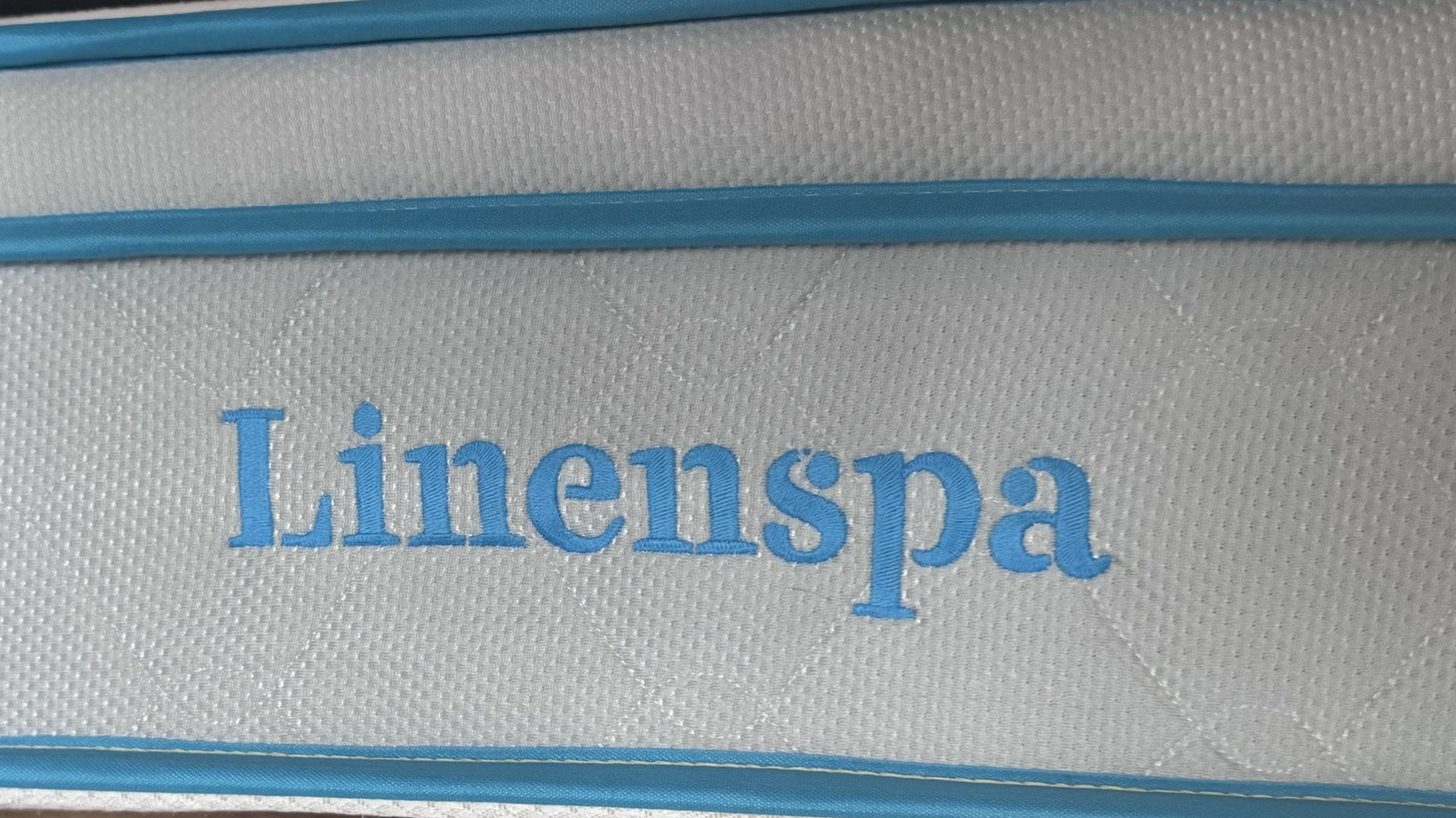 Linenspa Essentials 10 in. AlwaysCool Queen Memory Foam Hybrid Mattress Clean - Excellent Condition