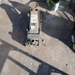 3 Ton Pittsburg Hydrolic floor jack