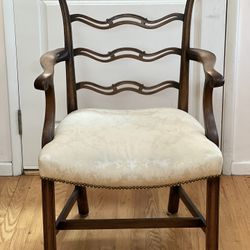 8 Elegant Dining Chairs - Vintage