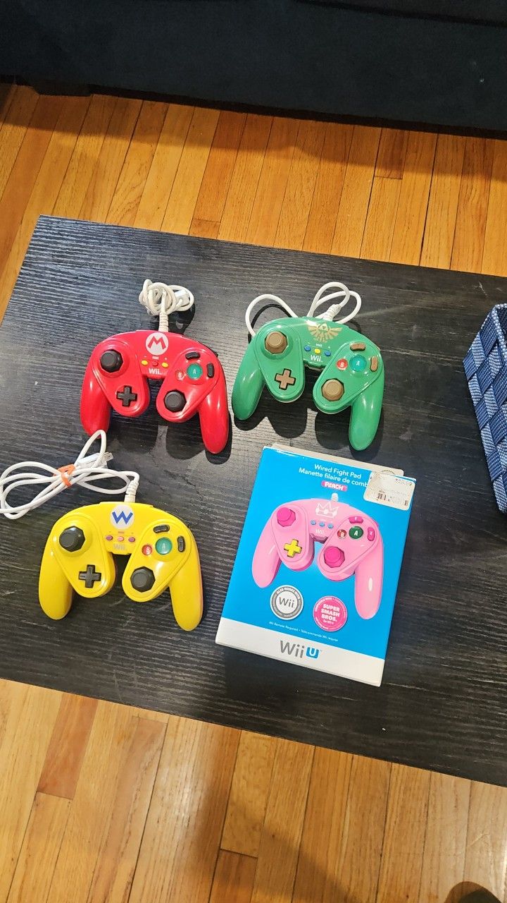 WII. Wired Fight Pads.