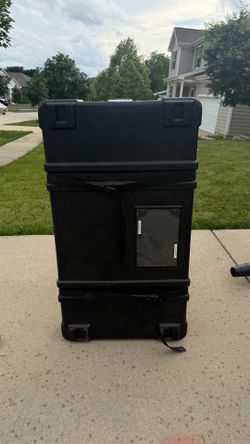 Flat hard shipping case with wheels