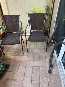 4 brown weaved metal patio outdoor chairs w/table base