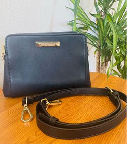 “Steve Madden handbag.”