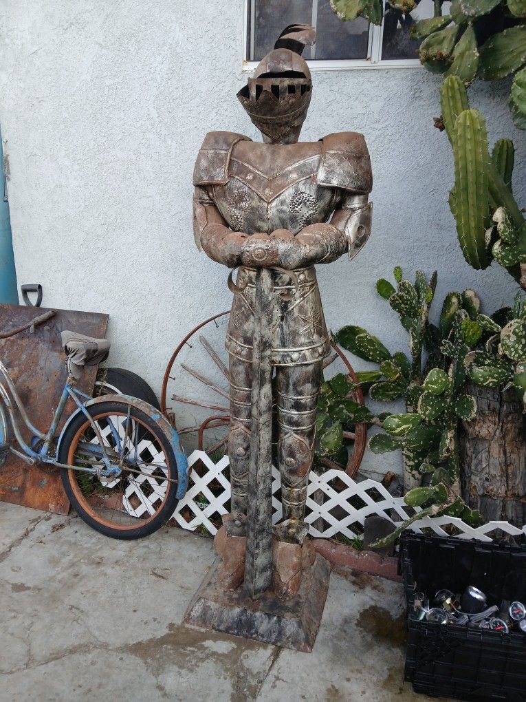 6FT CHIVALROUS KNIGHT......225$