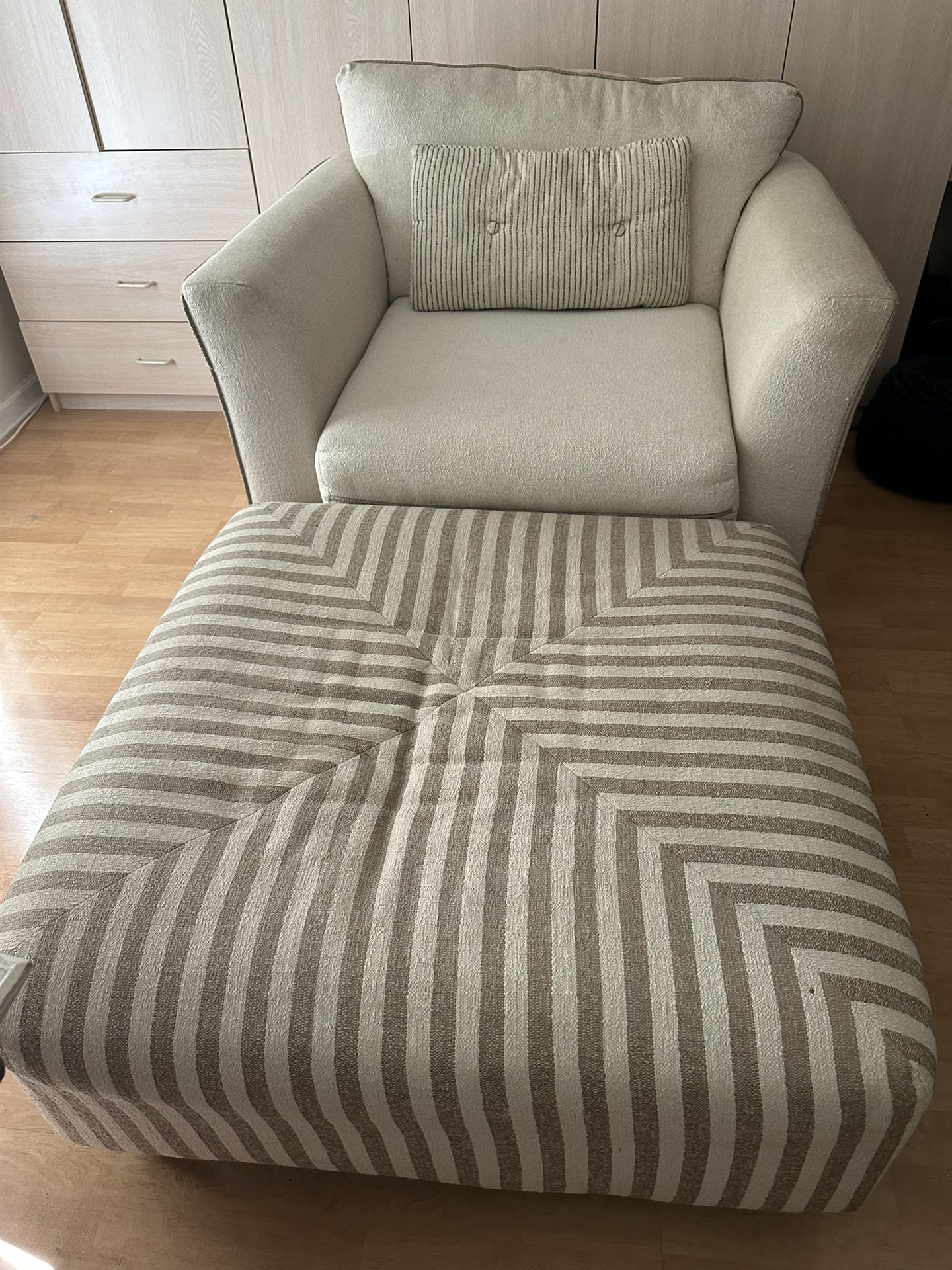 Oversized chair with ottoman