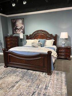 Inspired from traditional luxury 5 Pc Queen Poster bedroom set w/cherry brown finish 