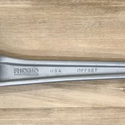 NEW! RIDGID Offset Pipe Wrench: 2 1/2 in Jaw Capacity, Serrated, 18 in Overall Lg, I-Beam