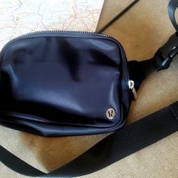 NWOT Lululemon 2L Belt Bag