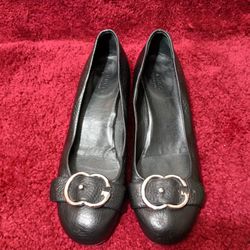 Gucci Black Leather  W/ Silvertone Interlocking Buckle Sz 38.5/ US:8.5

Hardware: Silvertone Materials: Leather and metal Closure/Opening: Slide on Ov