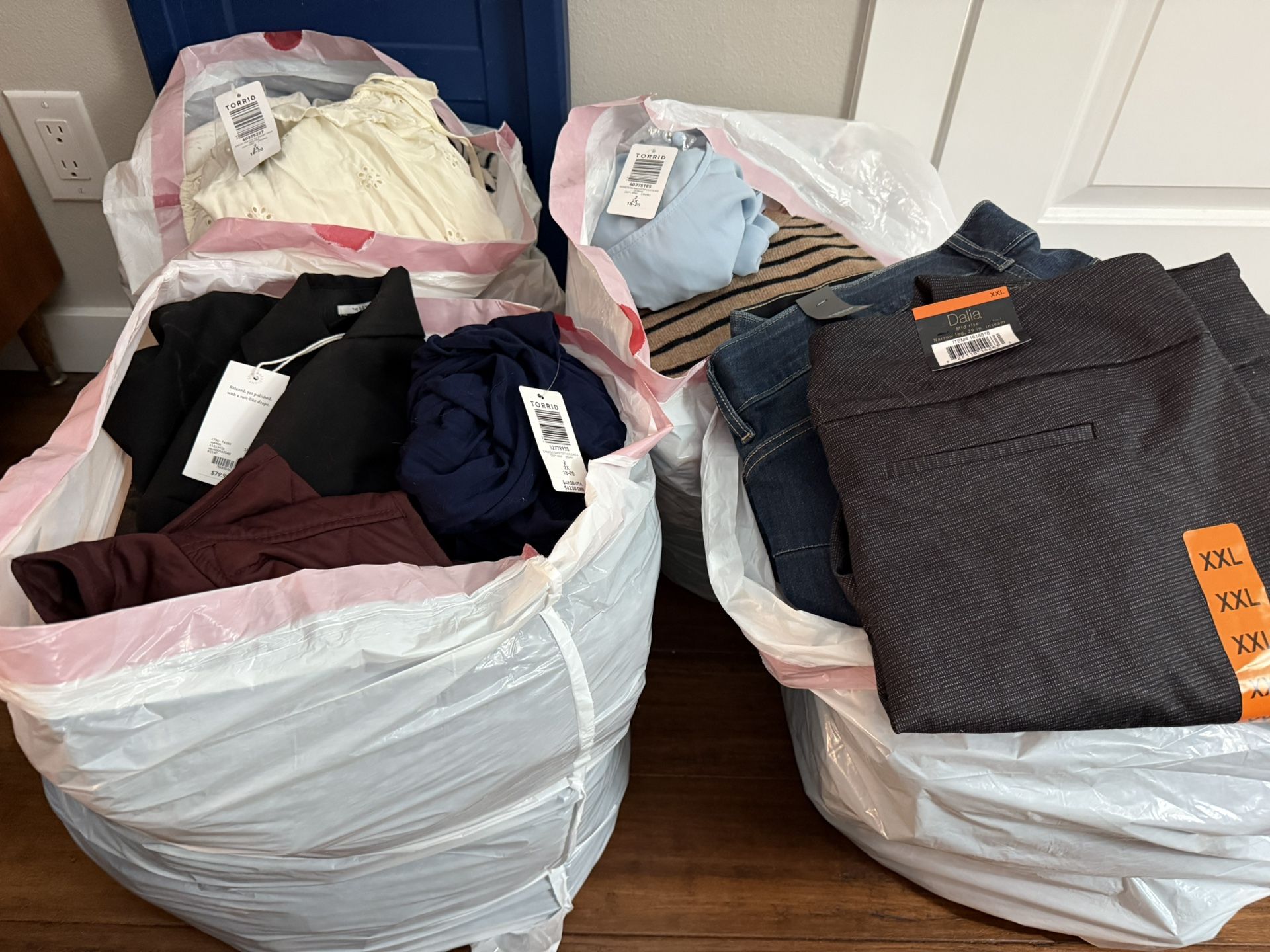 Insanely HUGE Plus Size Women’s Lot!!! Check This Out :)