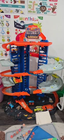 Ultimate garage hot wheels free toy