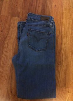 Demi curve skinny Levi's jean. Size 26
