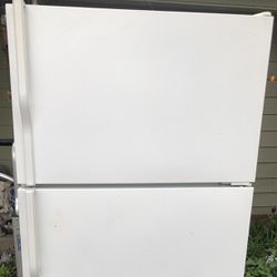 Magic Chef Refrigerator, Works And Cools Great!!! Asking $200 
