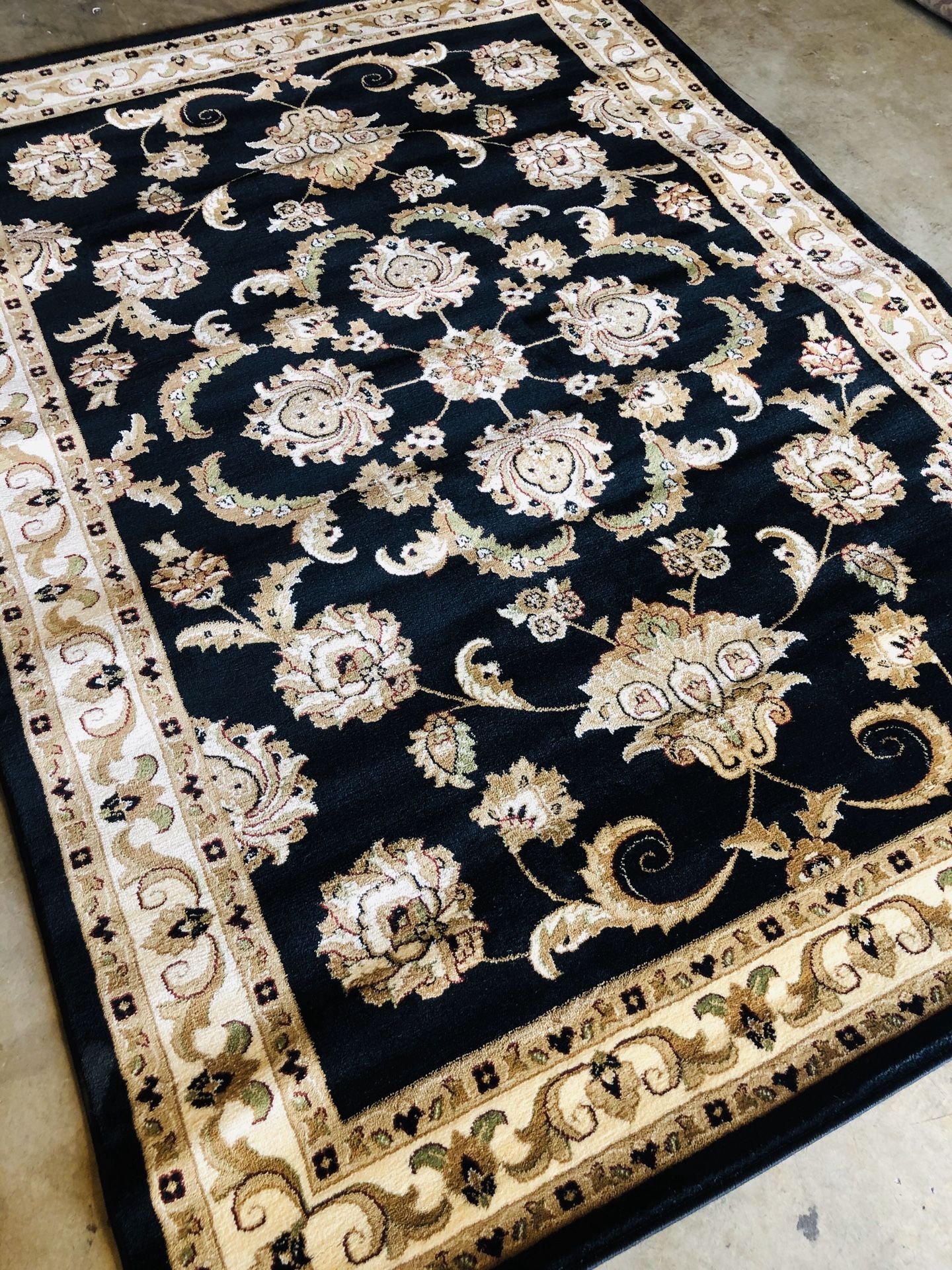 New rug size 5x7.3 nice black carpet