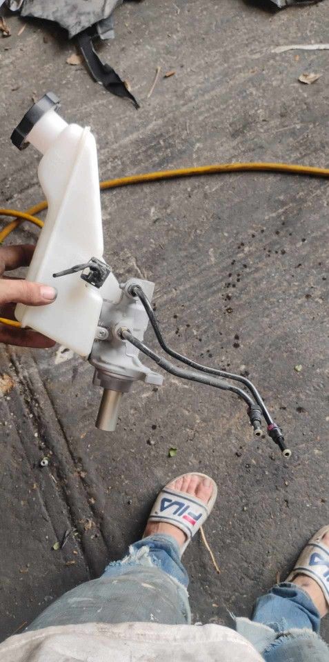 2018 Hyundai Elantra brake master cylinder