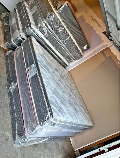 Everything Must Go This Week!!!!Brand New Queen Mattress With mattress Box!!!