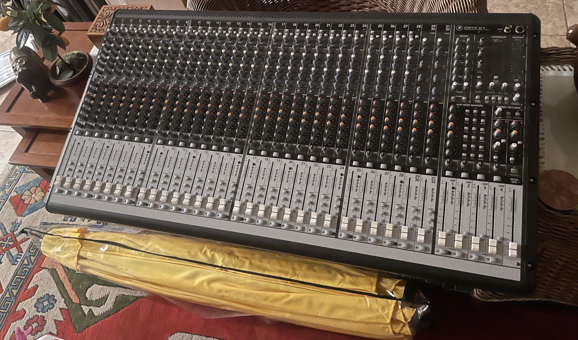 Mackie Onyx 32.4 Professional Audio Mixer