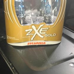 New Sylvania SilverStar zXe Gold 9005 Headlight Bulbs (2-Pack) – Open Box