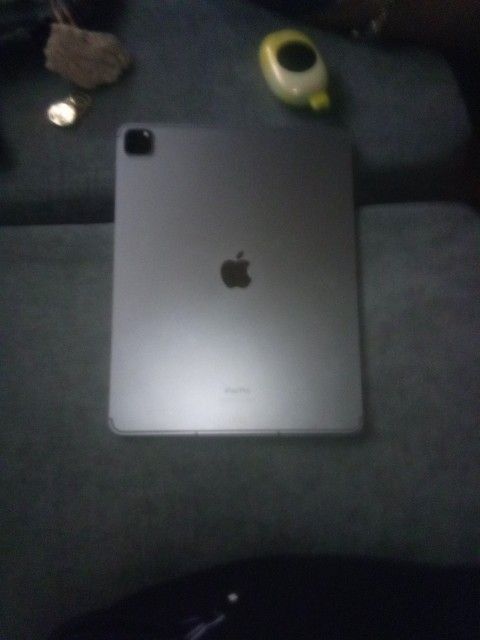 Apple iPad Pro 13-inch (M5) 2025 - 256GB -screen Locked