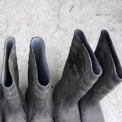 LIKE NEW PAIR OF RUBBER BOOTS SIZES 4, 5, 