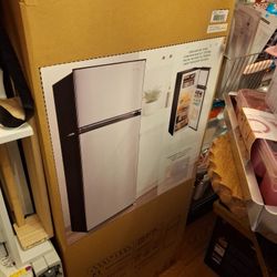 NEW IN BOX 7.1 FT Refrigerate/ Freezer/ Please READ!!  Description 