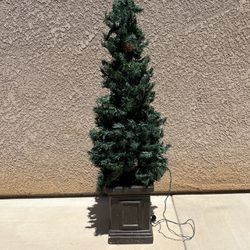 Stunning 5ft Pre-Lit Christmas Tree Decorated with Natural Pine Cones for Indoor/Outdoor Decorating