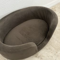 sturdy brown dog bed/cama para perro café