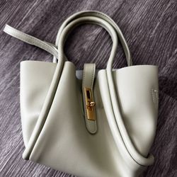 Pastel green small purse_modern and elegant