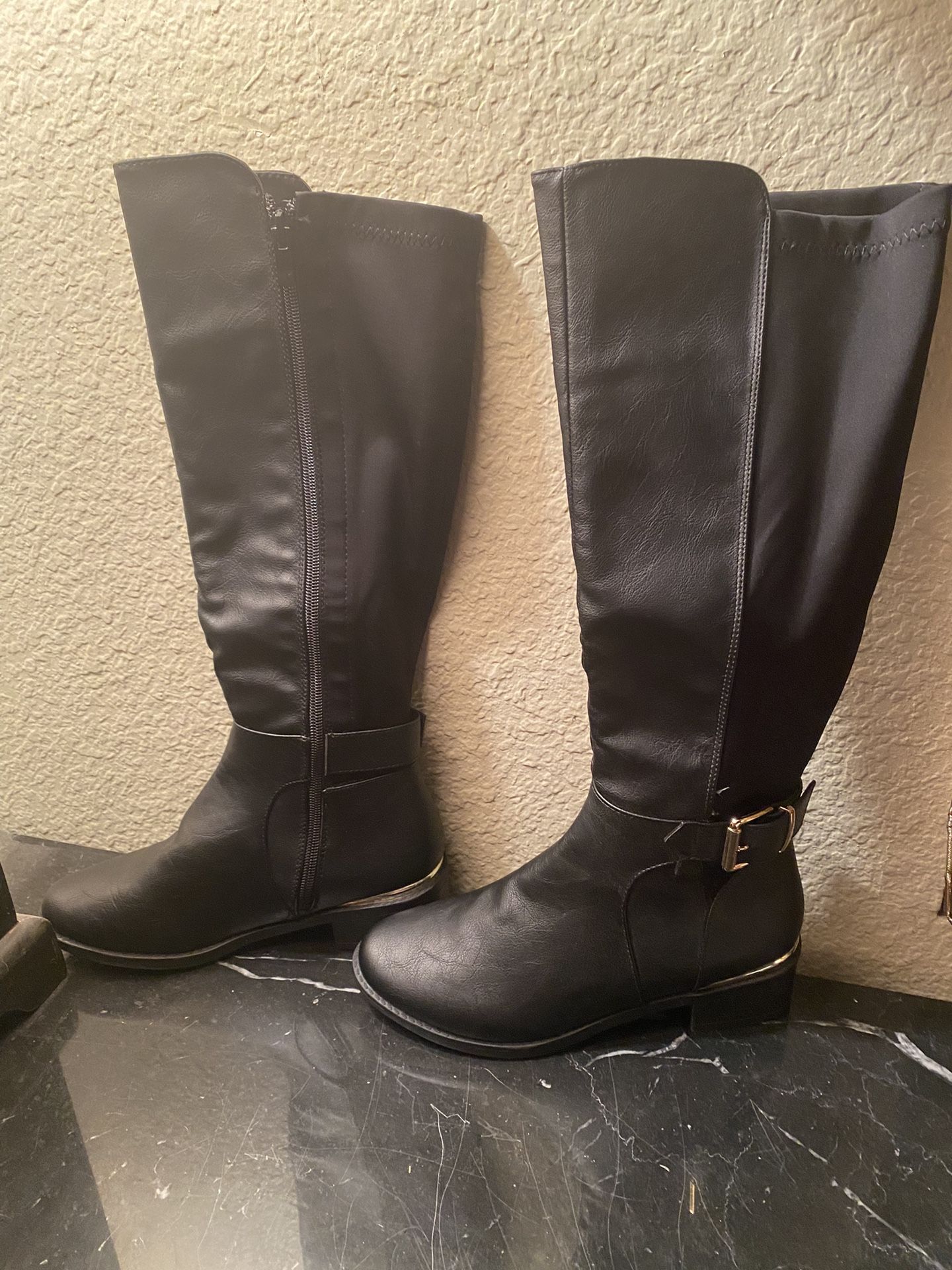 Boots Of Lether Color Black Size 6
