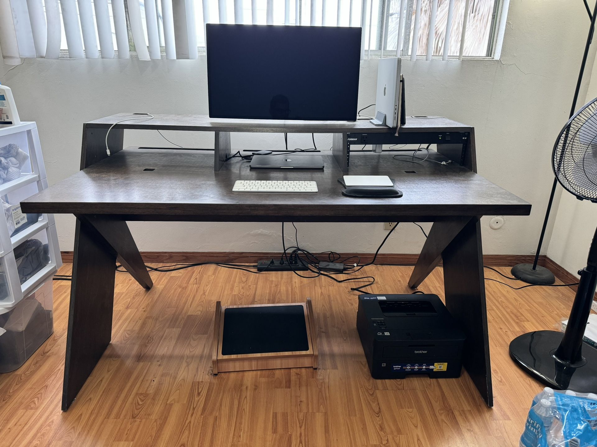 Output De-fi Platform Desk For Music Production